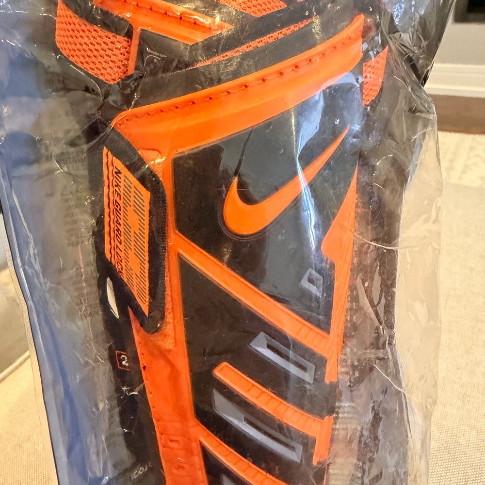 Nike Youth Protegga Shield Shin Guards - Black and orange - size Medium
